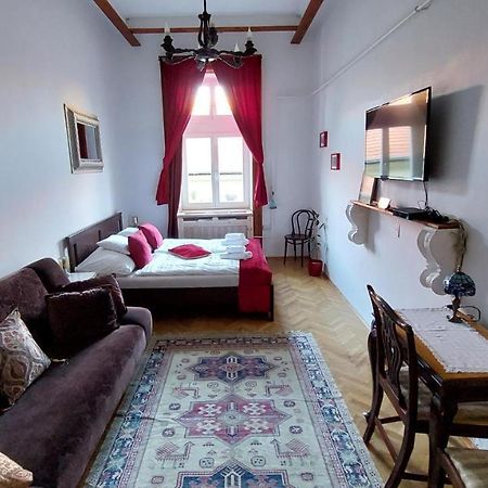 Classical Budapest Apartment In The Old Pest Экстерьер фото