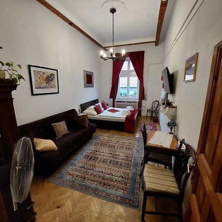 Classical Budapest Apartment In The Old Pest Экстерьер фото