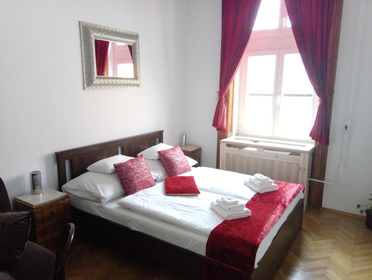 Classical Budapest Apartment In The Old Pest Экстерьер фото