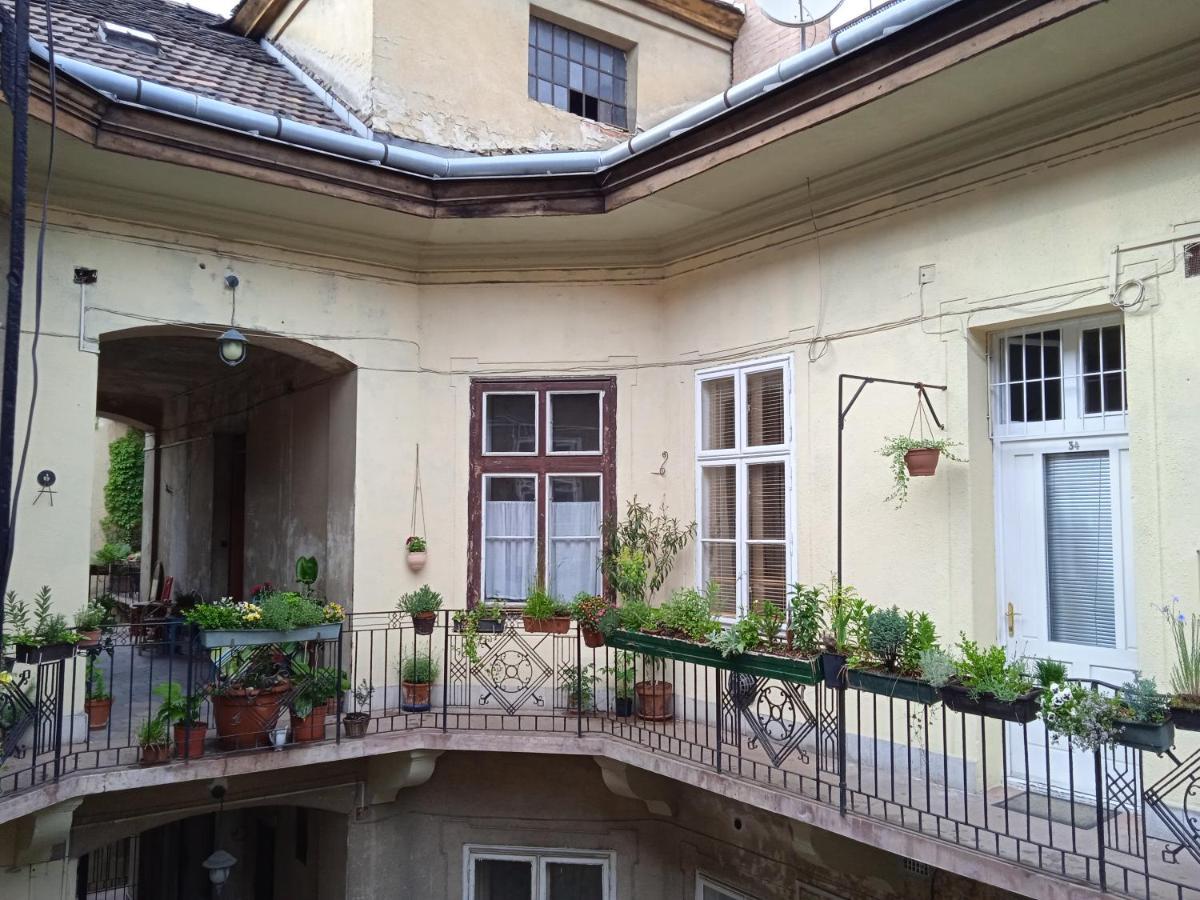 Classical Budapest Apartment In The Old Pest Экстерьер фото