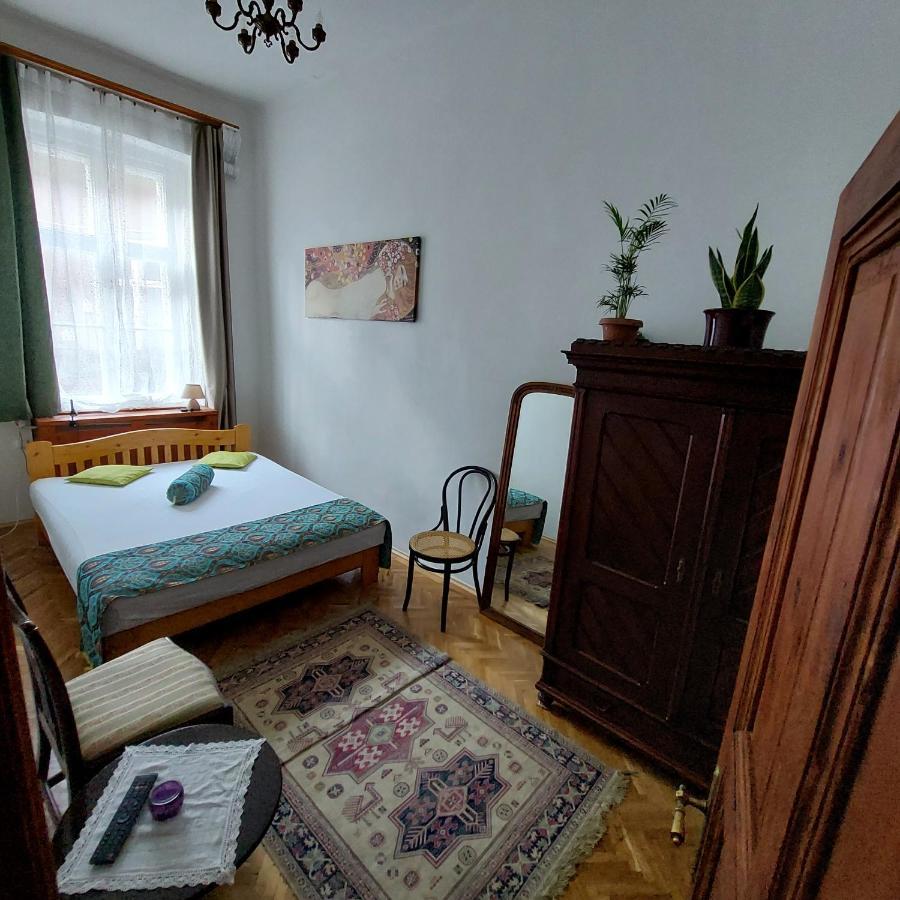 Classical Budapest Apartment In The Old Pest Экстерьер фото