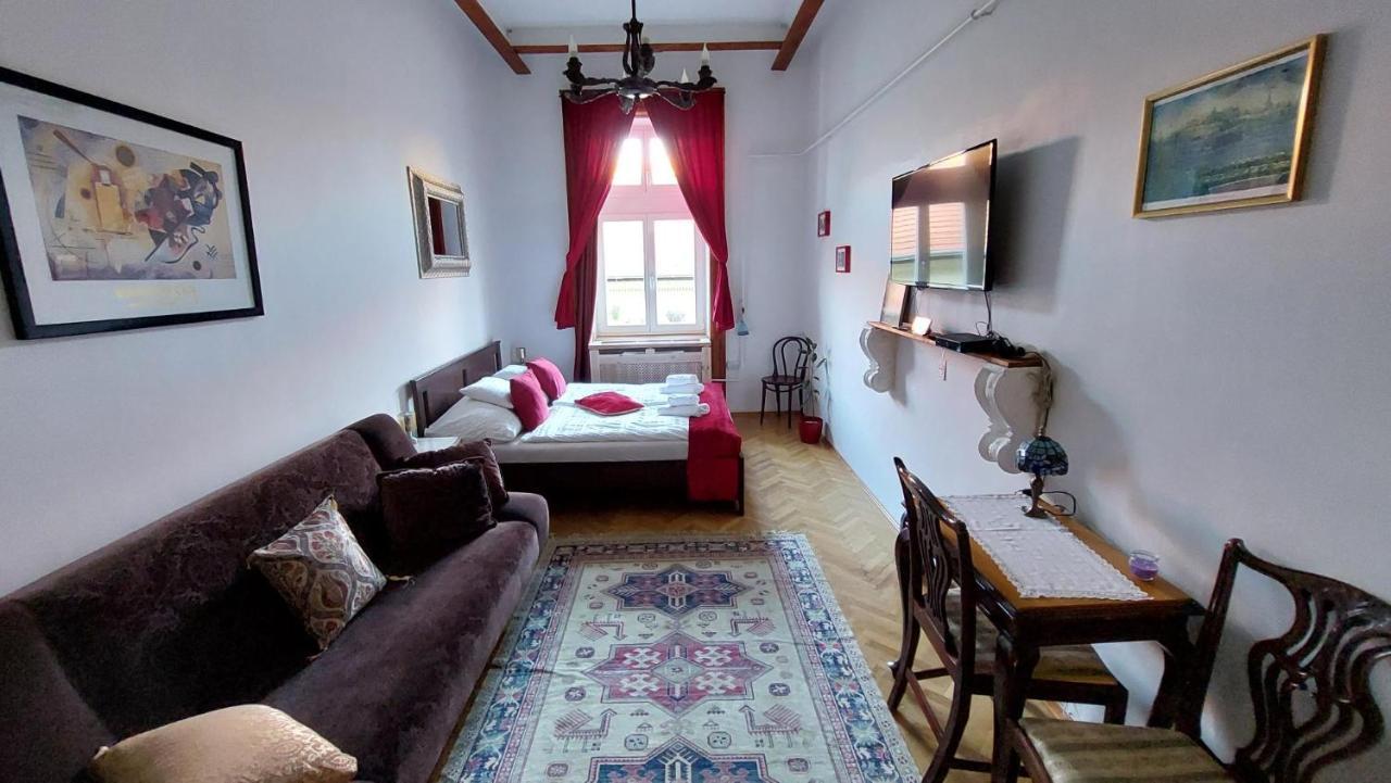 Classical Budapest Apartment In The Old Pest Экстерьер фото
