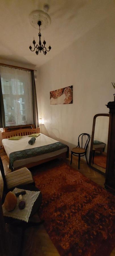Classical Budapest Apartment In The Old Pest Экстерьер фото