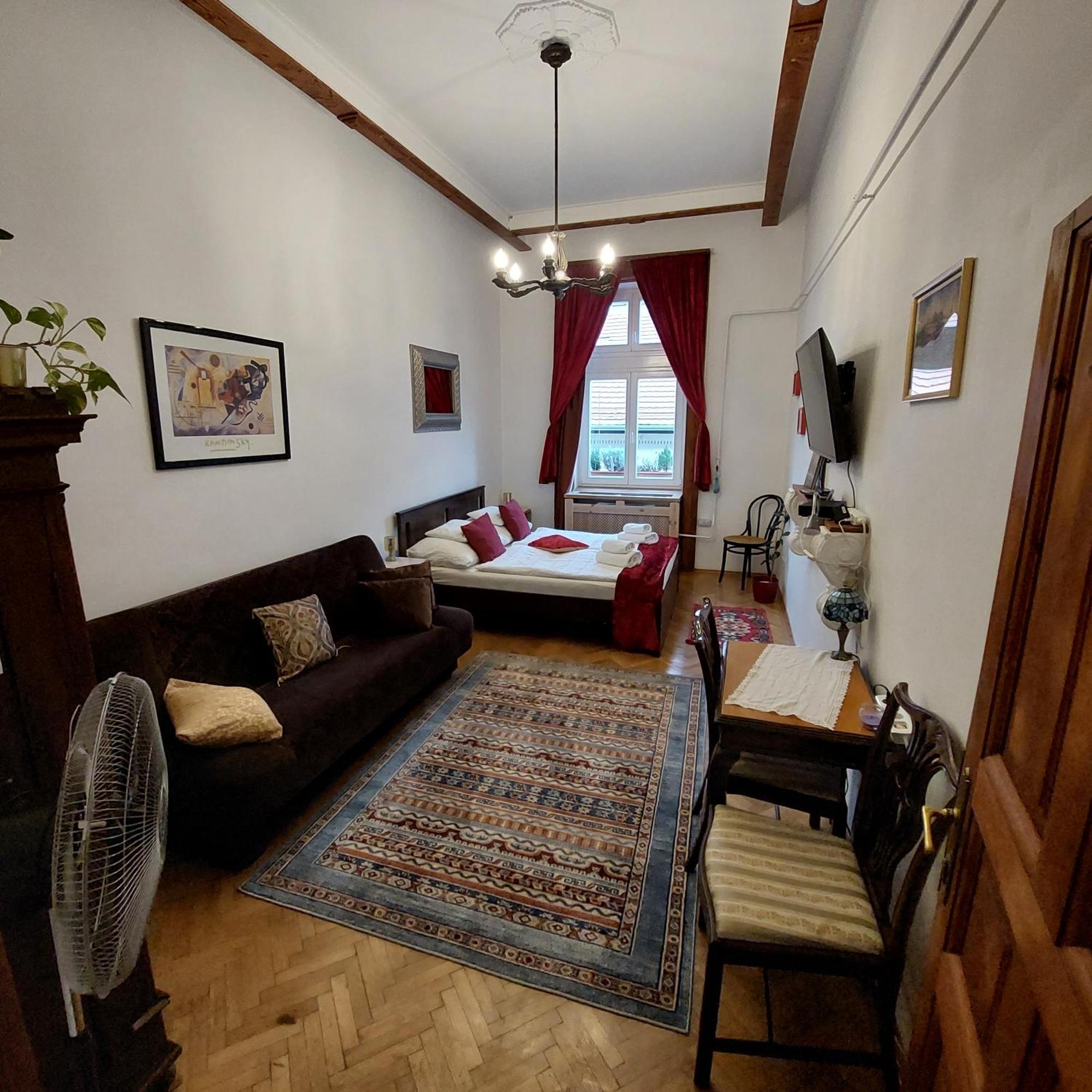 Classical Budapest Apartment In The Old Pest Экстерьер фото